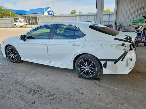 4T1G11AK9NU636557 2022 TOYOTA CAMRY - Image 2