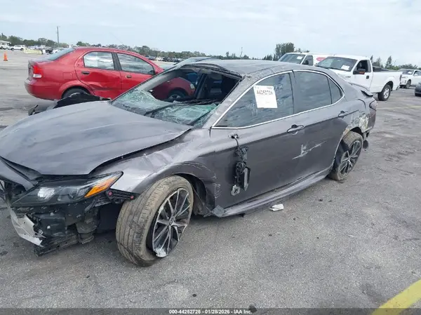 4T1G11AK9NU640088 2022 TOYOTA CAMRY - Image 2