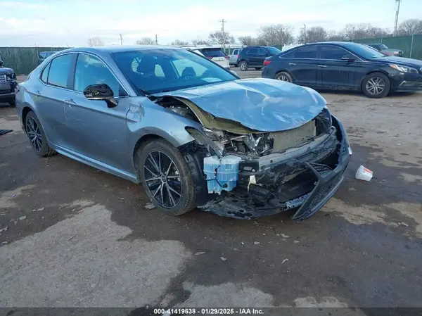 4T1G11AK9NU640835 2022 TOYOTA CAMRY - Image 1