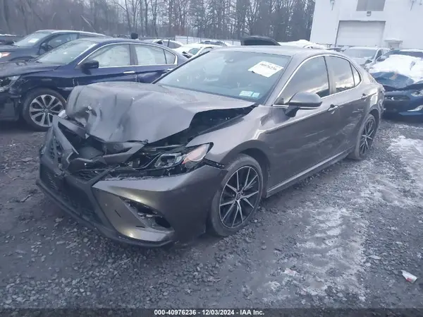 4T1G11AK9NU642701 2022 TOYOTA CAMRY - Image 2
