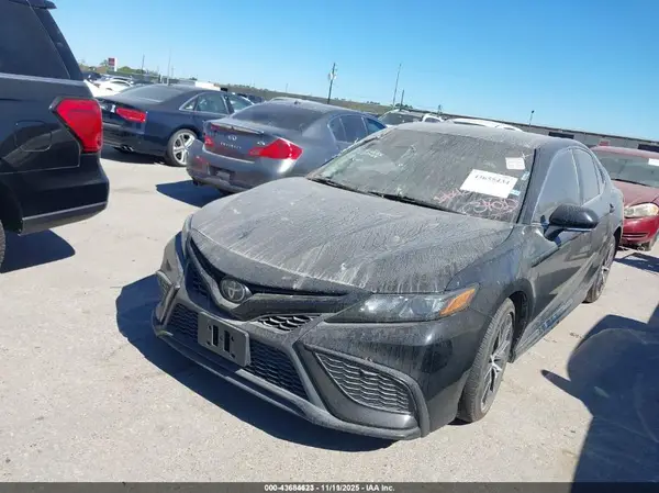 4T1G11AK9NU653701 2022 TOYOTA CAMRY - Image 2