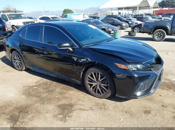 4T1G11AK9NU670952 2022 TOYOTA CAMRY - Image 1