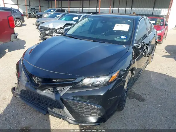 4T1G11AK9NU677819 2022 TOYOTA CAMRY - Image 2