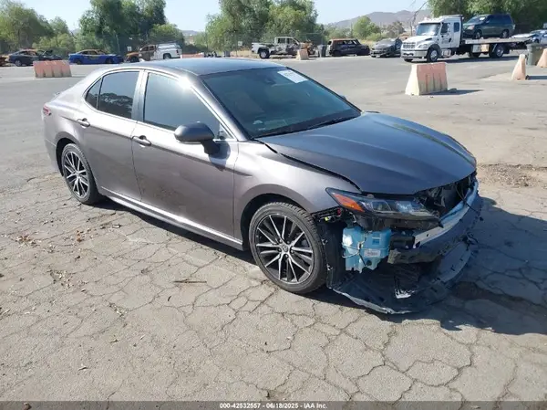 4T1G11AK9NU678324 2022 TOYOTA CAMRY - Image 1