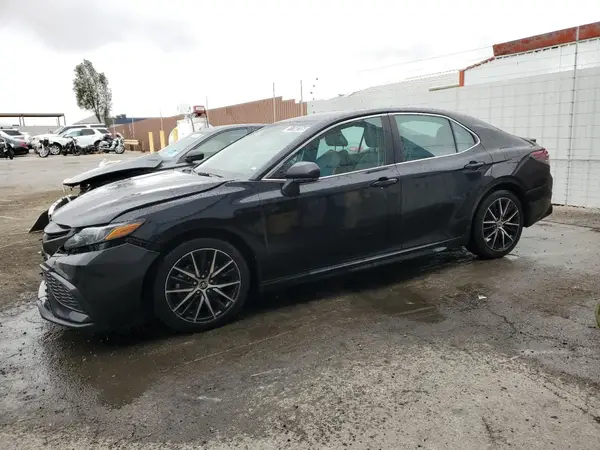 4T1G11AK9NU696578 2022 TOYOTA CAMRY - Image 1