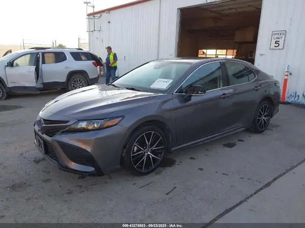 4T1G11AK9NU697083 2022 TOYOTA CAMRY - Image 2