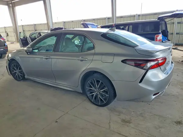 4T1G11AK9NU716215 2022 TOYOTA CAMRY - Image 2