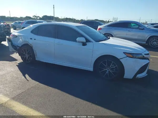 4T1G11AK9RU889044 2024 TOYOTA CAMRY - Image 1