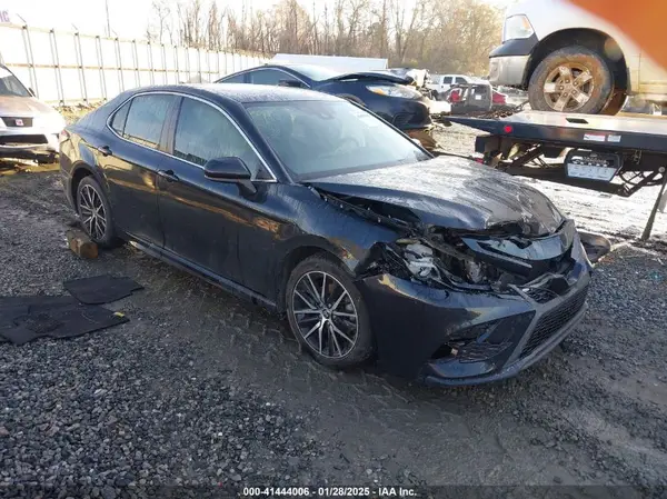 4T1G11AKXMU404242 2021 TOYOTA CAMRY - Image 1