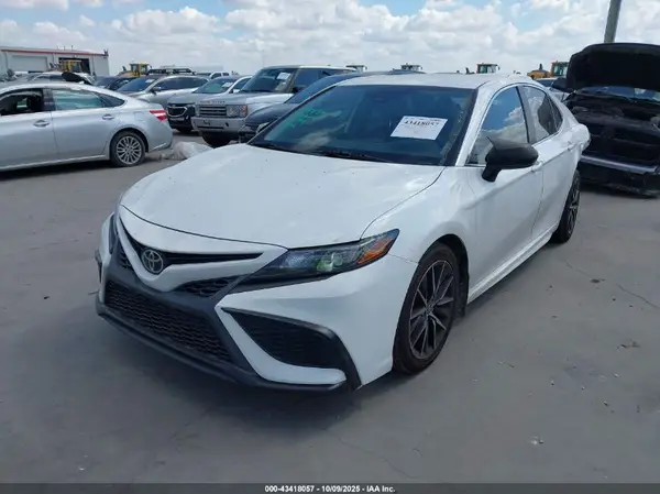 4T1G11AKXMU418111 2021 TOYOTA CAMRY - Image 2