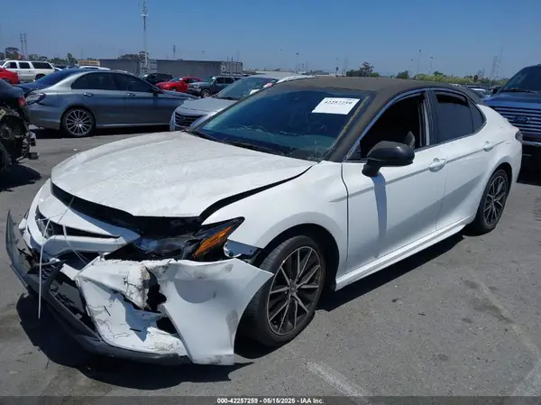 4T1G11AKXMU439640 2021 TOYOTA CAMRY - Image 2