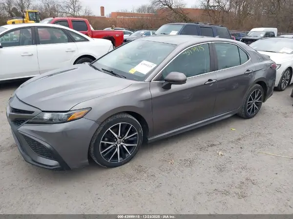 4T1G11AKXMU443039 2021 TOYOTA CAMRY - Image 2