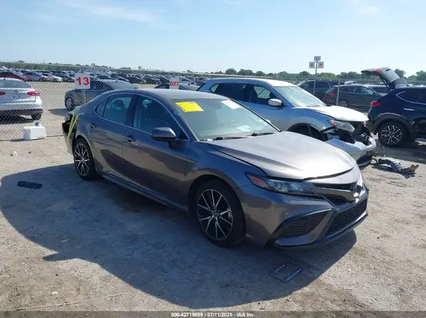 4T1G11AKXMU453716 2021 TOYOTA CAMRY - Image 1