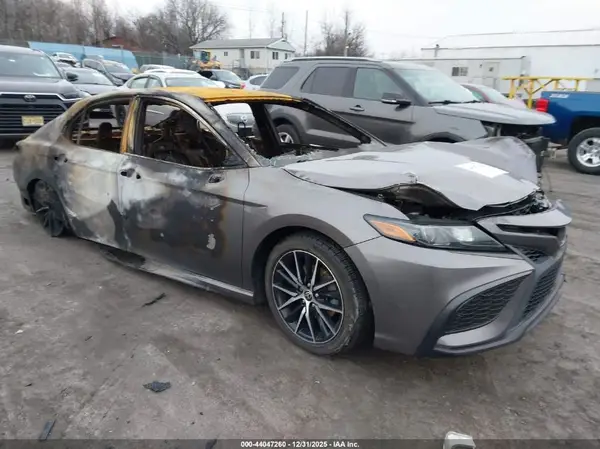 4T1G11AKXMU476400 2021 TOYOTA CAMRY - Image 1