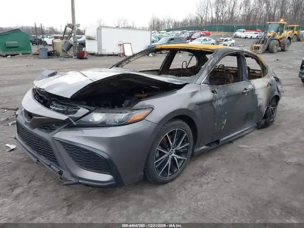 4T1G11AKXMU476400 2021 TOYOTA CAMRY - Image 2