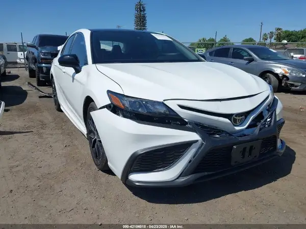 4T1G11AKXMU478406 2021 TOYOTA CAMRY - Image 1