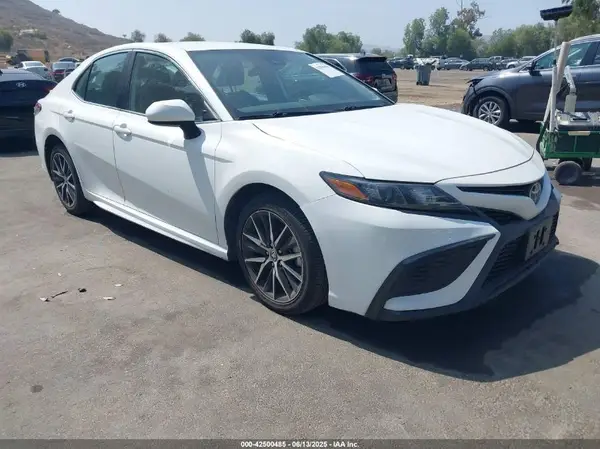 4T1G11AKXMU498364 2021 TOYOTA CAMRY - Image 1