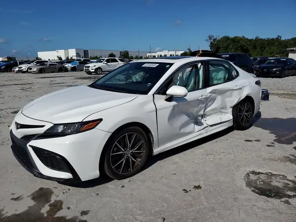 4T1G11AKXMU520833 2021 TOYOTA CAMRY - Image 1