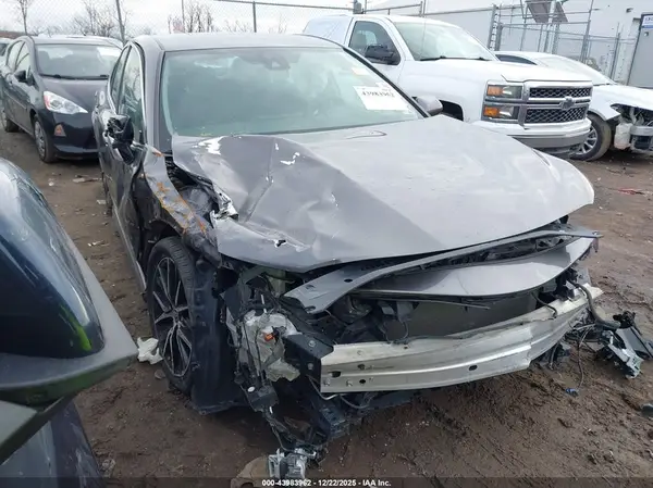 4T1G11AKXMU538796 2021 TOYOTA CAMRY - Image 1