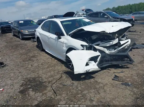 4T1G11AKXMU551323 2021 TOYOTA CAMRY - Image 1