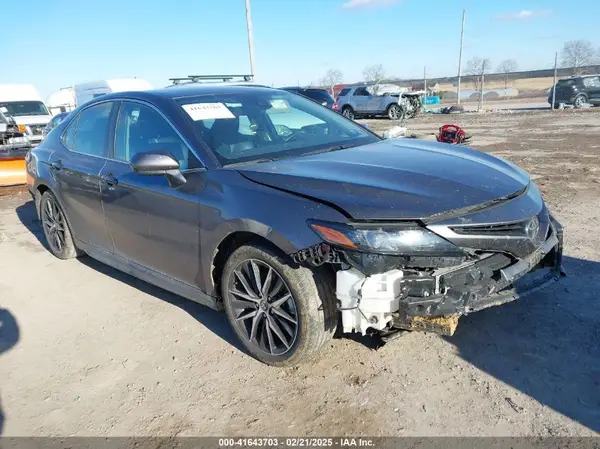 4T1G11AKXMU579946 2021 TOYOTA CAMRY - Image 1