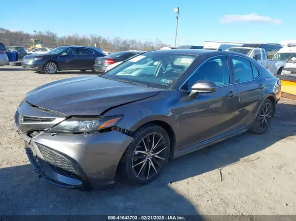4T1G11AKXMU579946 2021 TOYOTA CAMRY - Image 2