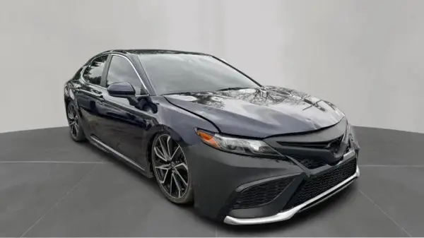 4T1G11AKXMU581017 2021 TOYOTA CAMRY - Image 1