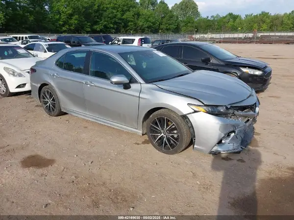 4T1G11AKXMU581972 2021 TOYOTA CAMRY - Image 1