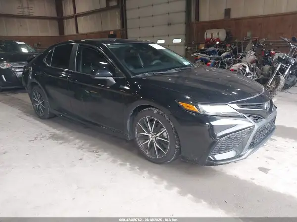 4T1G11AKXMU583933 2021 TOYOTA CAMRY - Image 1