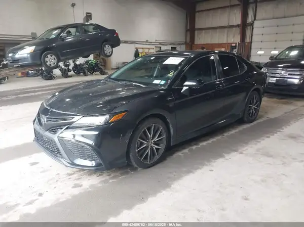 4T1G11AKXMU583933 2021 TOYOTA CAMRY - Image 2
