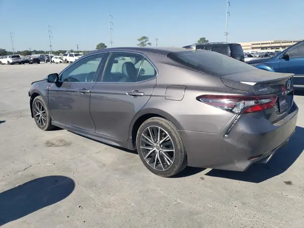 4T1G11AKXMU586668 2021 TOYOTA CAMRY - Image 2