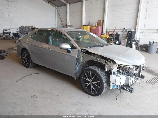 4T1G11AKXMU588422 2021 TOYOTA CAMRY - Image 1