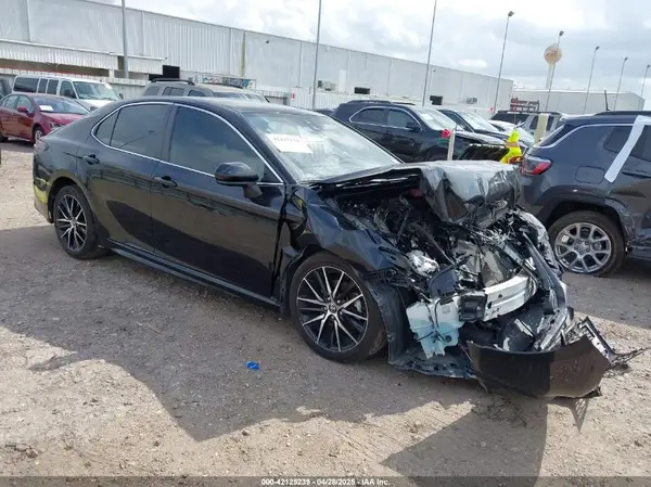 4T1G11AKXMU600732 2021 TOYOTA CAMRY - Image 1