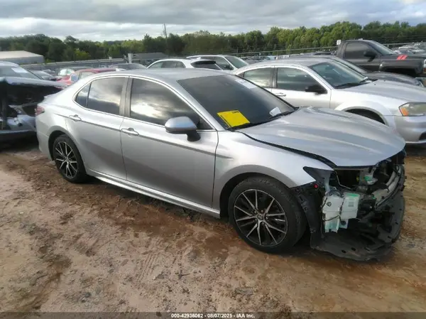 4T1G11AKXMU601511 2021 TOYOTA CAMRY - Image 1