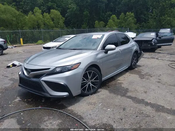 4T1G11AKXMU602559 2021 TOYOTA CAMRY - Image 2