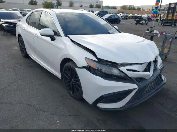 4T1G11AKXMU609124 2021 TOYOTA CAMRY - Image 1