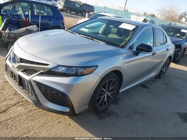 4T1G11AKXNU053012 2022 TOYOTA CAMRY - Image 2