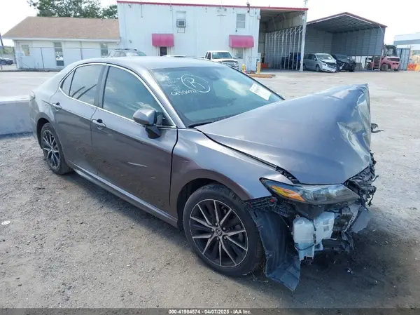 4T1G11AKXNU061322 2022 TOYOTA CAMRY - Image 1
