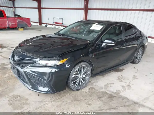 4T1G11AKXNU068657 2022 TOYOTA CAMRY - Image 2