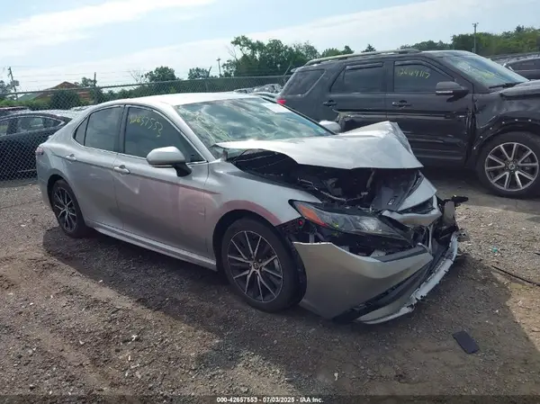 4T1G11AKXNU617449 2022 TOYOTA CAMRY - Image 1
