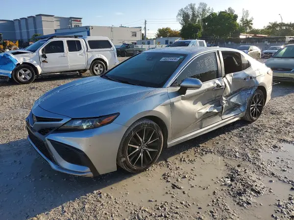 4T1G11AKXNU620657 2022 TOYOTA CAMRY - Image 1