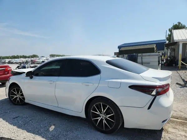 4T1G11AKXNU621310 2022 TOYOTA CAMRY - Image 2