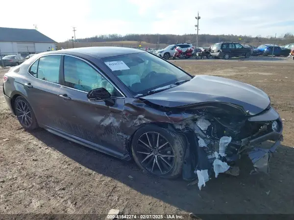 4T1G11AKXNU624157 2022 TOYOTA CAMRY - Image 1