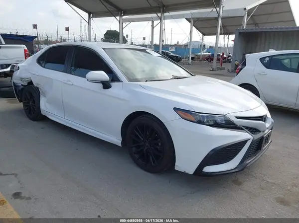 4T1G11AKXNU624255 2022 TOYOTA CAMRY - Image 1