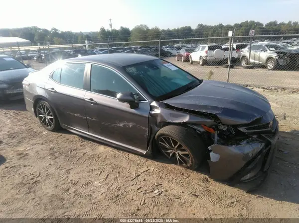 4T1G11AKXNU627012 2022 TOYOTA CAMRY - Image 1