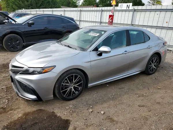 4T1G11AKXNU627723 2022 TOYOTA CAMRY - Image 1