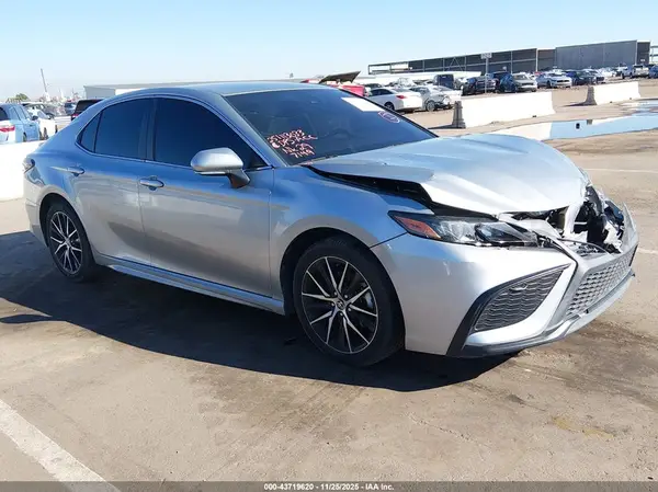 4T1G11AKXNU637149 2022 TOYOTA CAMRY - Image 1