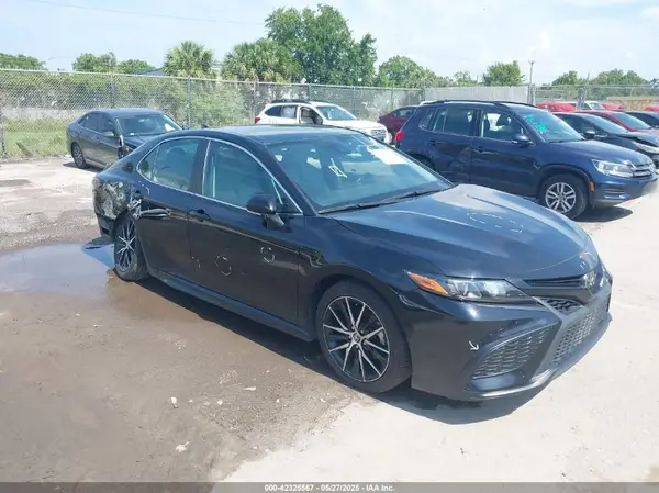 4T1G11AKXNU642139 2022 TOYOTA CAMRY - Image 1