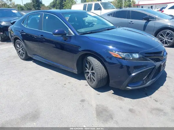 4T1G11AKXNU646725 2022 TOYOTA CAMRY - Image 1