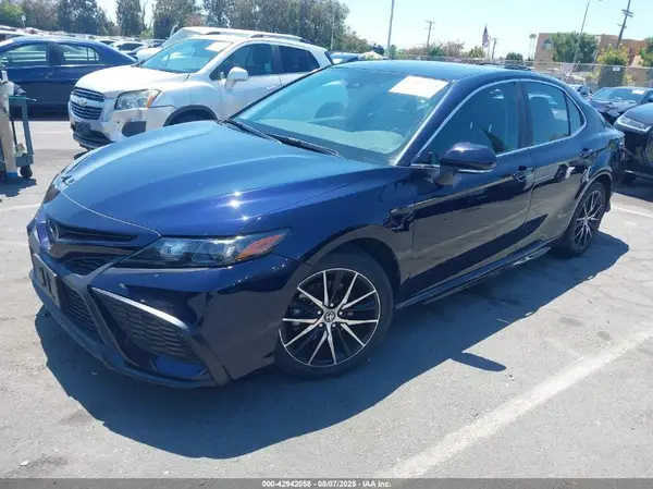 4T1G11AKXNU646725 2022 TOYOTA CAMRY - Image 2